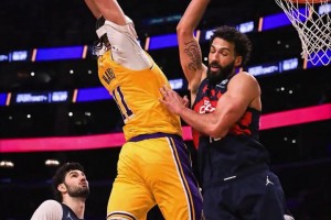 跨越年龄的卓越竞技状态！詹姆斯41岁92天轰三双刷新纪录